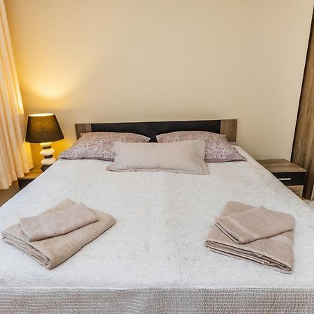 Prostorny Tripokojovy Apartman U Nabrezi Vltavy Appartement Praag Buitenkant foto