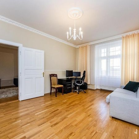Prostorny Tripokojovy Apartman U Nabrezi Vltavy Appartement Praag Buitenkant foto