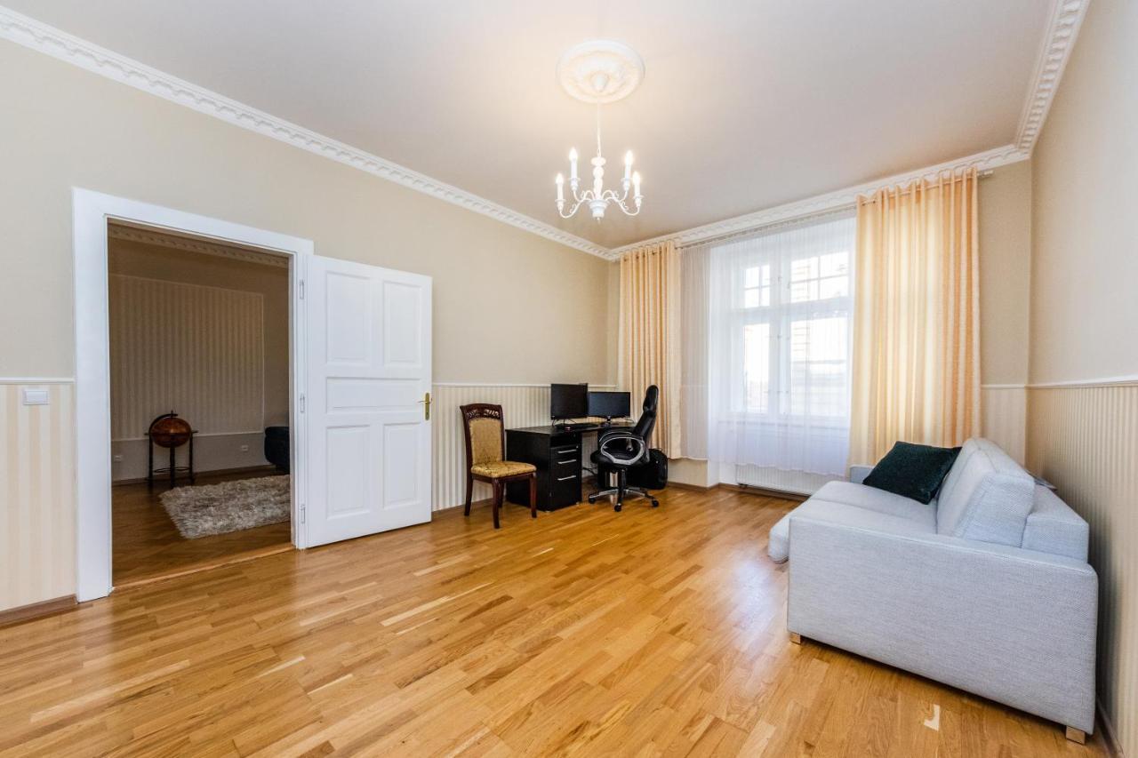 Prostorny Tripokojovy Apartman U Nabrezi Vltavy Appartement Praag Buitenkant foto