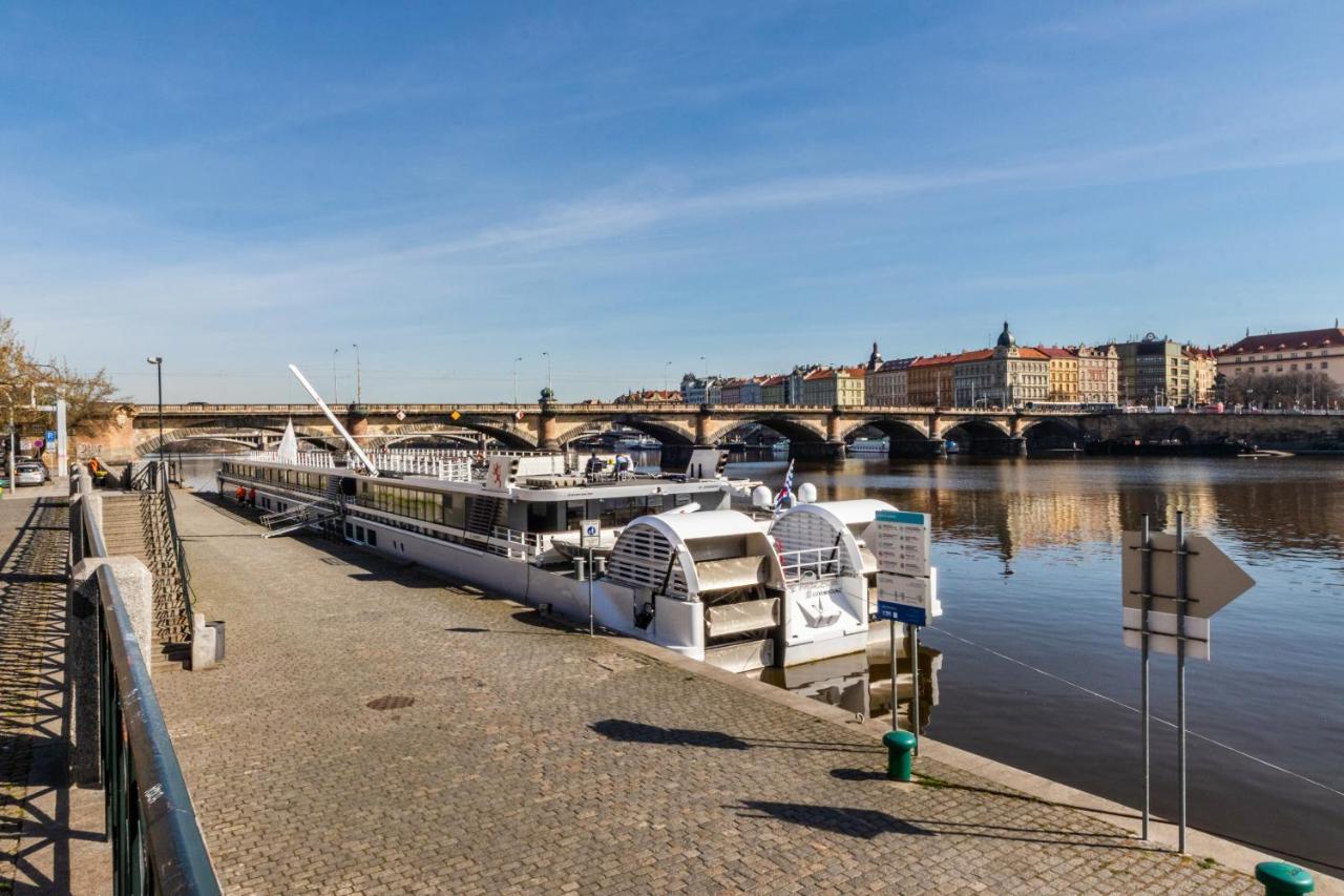Prostorny Tripokojovy Apartman U Nabrezi Vltavy Appartement Praag Buitenkant foto